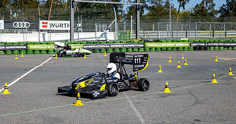 Bei der Formula Student, bei der auch zwei Unternehmen der Würth-Gruppe engagiert sind, konzipieren und bauen Studententeams aus aller Welt kleine elektrisch betriebene Rennwagen.