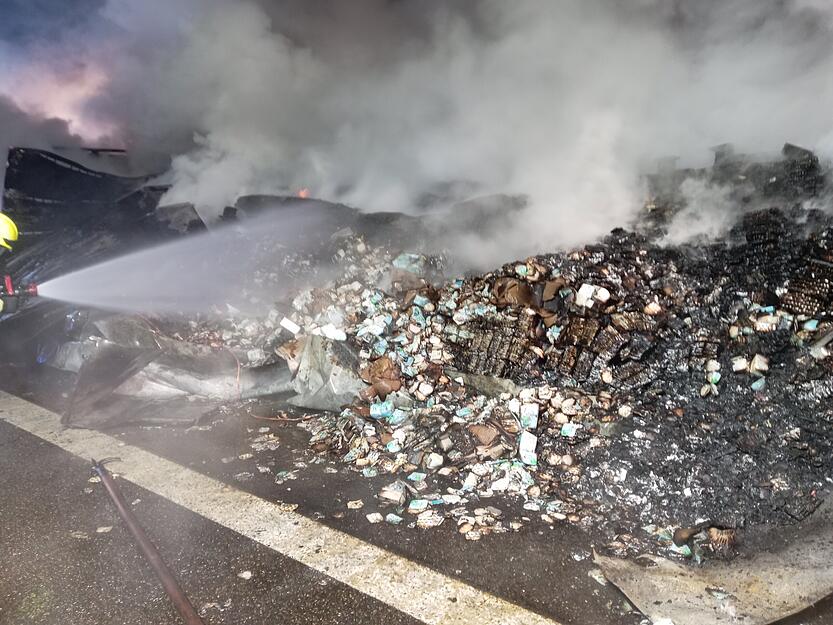 Das gel&ouml;schte Frachtgut sei in Schuttmulden geladen worden.