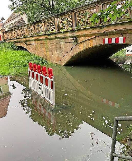 Im &Ouml;hringer Hofgarten k&ouml;nnen im Sommer 2024 nach dem Dauerregen und dem folgenden Hochwasser nicht mehr alle Wege genutzt werden.
