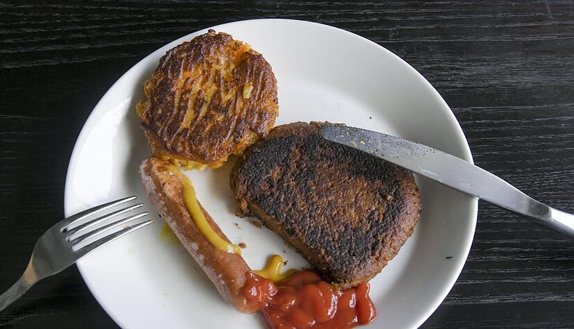Diese Bouletten und W&uuml;rstchen sehen aus wie echtes Fleisch, sind aber aus pflanzlichen Ersatzprodukten hergestellt. (Archivbild)