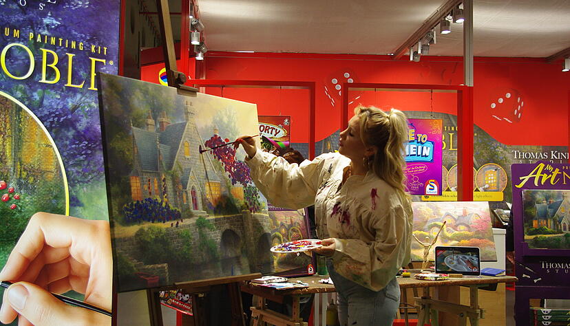 Sternchen setzt Tupfen: Evelyn Burdecki symbolisiert den Trend zu Kidult-Produkten, also Spielwaren f&uuml;r Erwachsene. Das Segment verzeichnet starkes Wachstum.