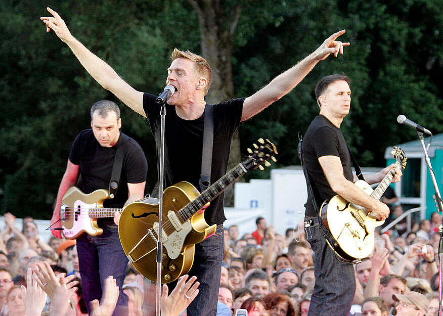 Bryan Adams sorgt 2007 für Nähe beim Open Air an den Kocherwiesen. Statt auf der Hauptbühne beginnt er sein Konzert in Künzelsau auf einer Plattform mitten im Publikum.