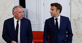 Emmanuel Macron (r), und Fran&ccedil;ois Bayrou: Der Premierminister bekam von der Nationalversammlung das Vertrauen entzogen.