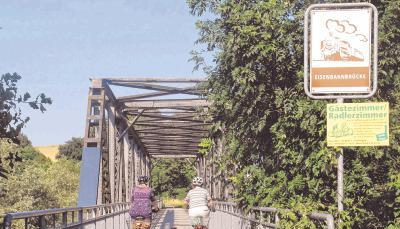 Bahnbrücken auf der ehemaligen Schienenstrecke wurden zu Radlerbrücken. Mit Hilfe von Land und Landkreis investierten die Anliegerkommunen insgesamt 3,7 Millionen Euro in den Ausbau der Radwege.Foto: Waltraud Langer