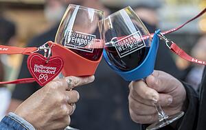 Hoch die Tassen. Das 49. Weinfest in Heilbronn hat begonnen. Hoch die Tassen. Das 49. Weinfest in Heilbronn hat begonnen.
