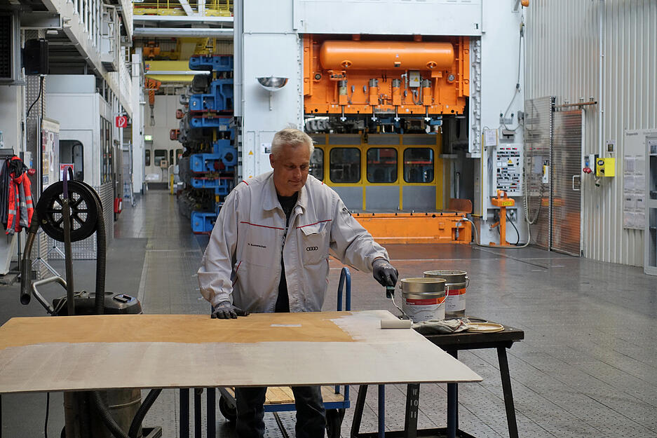 Im Presswerk werden Mitarbeiter auch flexibel eingesetzt, etwa beim Bau von mobilen Trennw&auml;nden, die im Werk an vielen Stellen gebraucht werden.