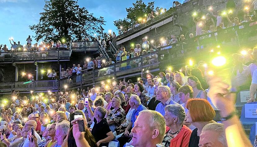 Die Besucher sind hin und weg und bringen ganz am Ende den Graben zum Leuchten.