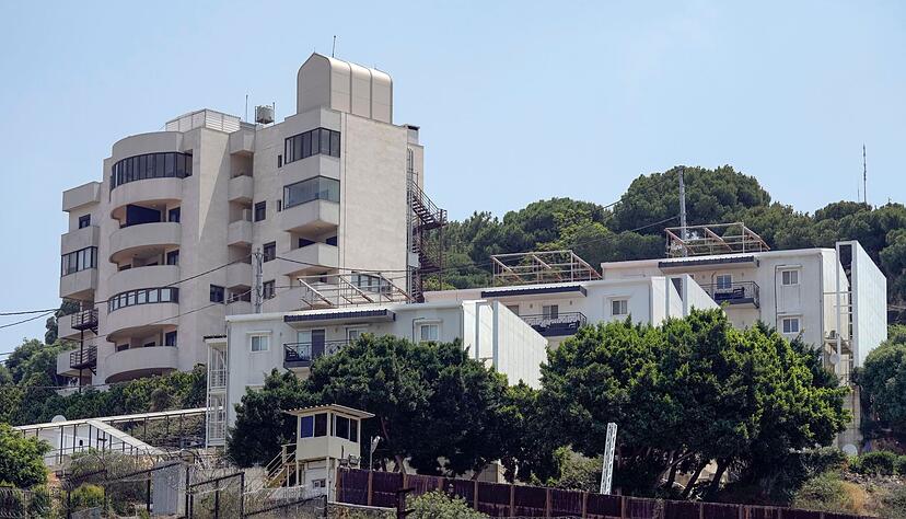 Inmitten der Spannungen zwischen Washington und Teheran hat das US-Außenministerium einen Teil seines Botschaftspersonals in Beirut zur Ausreise aus dem Libanon aufgefordert. Inmitten der Spannungen zwischen Washington und Teheran hat das US-Außenministerium einen Teil seines Botschaftspersonals in Beirut zur Ausreise aus dem Libanon aufgefordert.