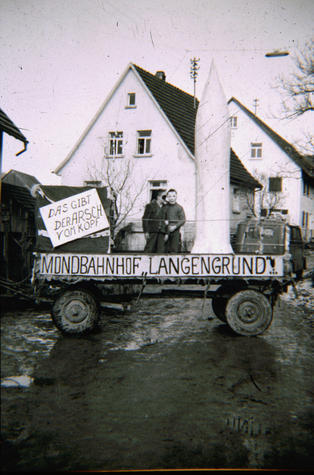 1960: Bei einem Festzug wird mit einem Wagen, auf dem eine Rakete befestigt ist, an den anfangs stark diskutierten Standort für das Testgelände der Raketentriebwerke erinnert. 1960: Bei einem Festzug wird mit einem Wagen, auf dem eine Rakete befestigt ist, an den anfangs stark diskutierten Standort für das Testgelände der Raketentriebwerke erinnert.