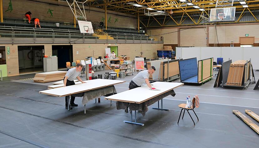 Das Kreisimpfzentrum in Öhringen wird seit Montag zurückgebaut. Von Freitag bis Sonntag steht es Impfwilligen nochmals in abgespeckter Version zur Verfügung. Ab 13. September ist es dann endgültig geschlossen. Foto: Ralf Reichert Das Kreisimpfzentrum in Öhringen wird seit Montag zurückgebaut. Von Freitag bis Sonntag steht es Impfwilligen nochmals in abgespeckter Version zur Verfügung. Ab 13. September ist es dann endgültig geschlossen. Foto: Ralf Reichert