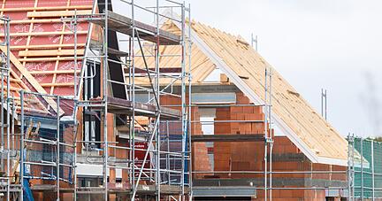 Neubauten stehen in einem Neubaugebiet in der Region Hannover. (Archivbild)