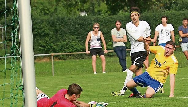 Pfedelbach kassierte trotz einiger Chancen, hier vergibt Marcel Hofmann (Zweiter von rechts) eine, gegen Michelbach/Bilz eine 0:3-Niederlage.Foto: Kurt Gesper