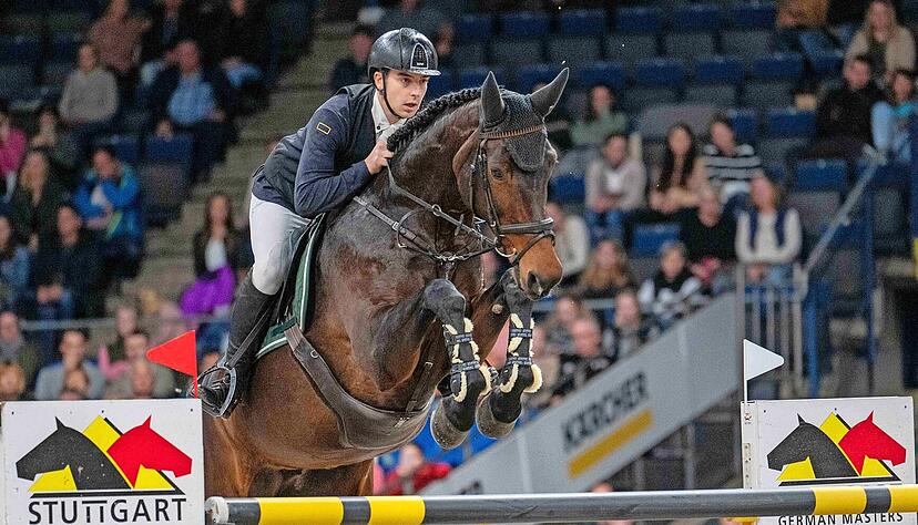 Zwei, die um eine Erfahrung reicher sind: Pascal Lindner vom RV Ilsfeld und die neunjährige Stute Uljanka K des Leingarteners Jürgen Kurz fingen sich am Donnerstagabend beim BW-Bank-Hallenchampionat 13 Strafpunkte ein.
Foto: imago-images/Hartenfelser Zwei, die um eine Erfahrung reicher sind: Pascal Lindner vom RV Ilsfeld und die neunjährige Stute Uljanka K des Leingarteners Jürgen Kurz fingen sich am Donnerstagabend beim BW-Bank-Hallenchampionat 13 Strafpunkte ein.
Foto: imago-images/Hartenfelser