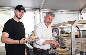 Umberto Scuccia mit Sohn Paolo z&auml;hlen zum Gastronomen-Team, das die G&auml;ste der Gartenschau bewirtet. Nach den ersten Erfahrungen wollen sie auswerten, welche Speisen und Getr&auml;nke besonders gefragt sind.
Fotos: Andreas Veigel