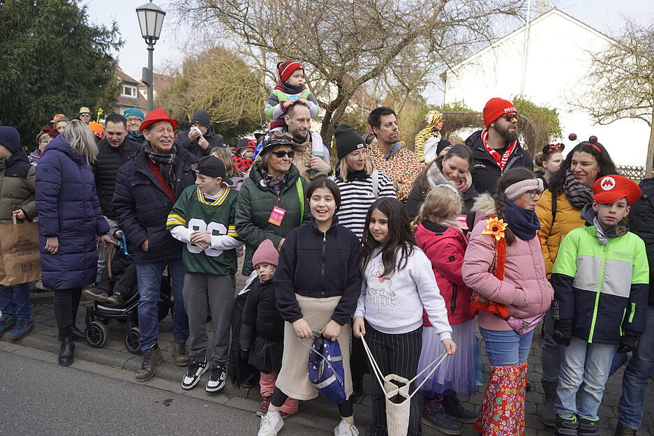 Der Umzug der Jagstfelder Hühnerläuse hat am Sonntag erneut zahlreiche Besucher angelockt. Der Umzug der Jagstfelder Hühnerläuse hat am Sonntag erneut zahlreiche Besucher angelockt.