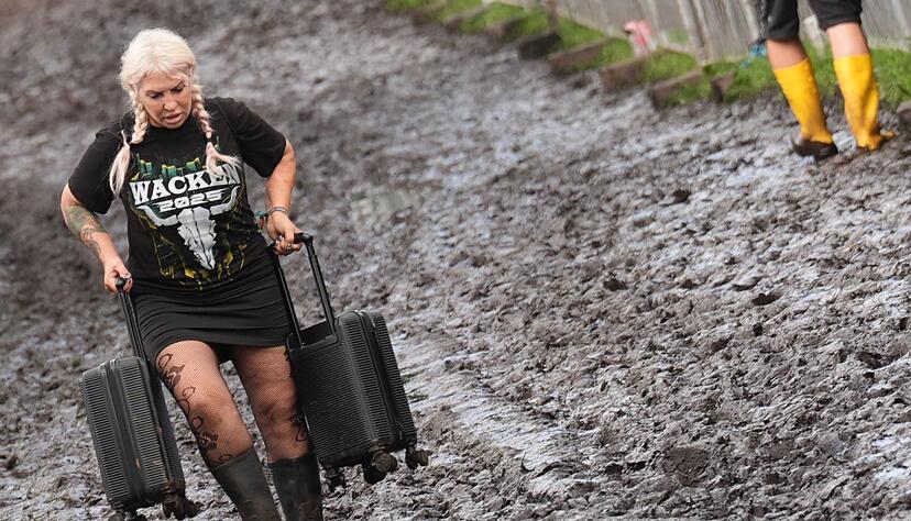 Nicht alle Besucherinnen und Besucher sind auf den Schlamm vorbereitet. Nicht alle Besucherinnen und Besucher sind auf den Schlamm vorbereitet.