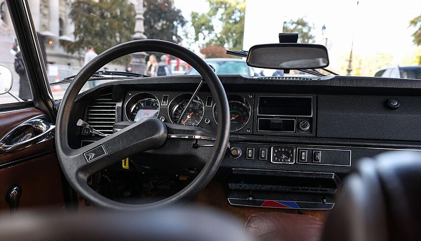 Futuristisch: Das Einspeichenlenkrad war lange Tradition in vielen Modellen von Citro&euml;n und sollte eine m&ouml;glichst gute Sicht auf die Instrumente erm&ouml;glichen.