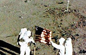 US-Astronauten beim Betreten des Mondes.