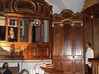Die Schlosskapelle wird zur Bühne für die moderne Balkonszene aus Romeo und Julia.