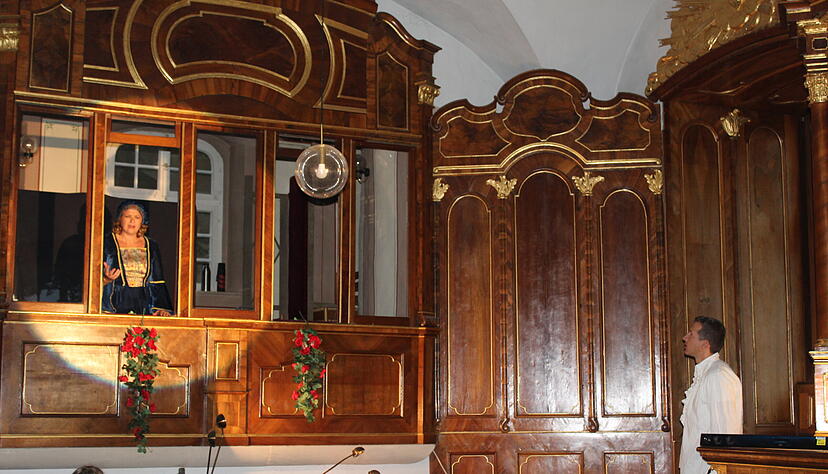 Die Schlosskapelle wird zur Bühne für die moderne Balkonszene aus Romeo und Julia.