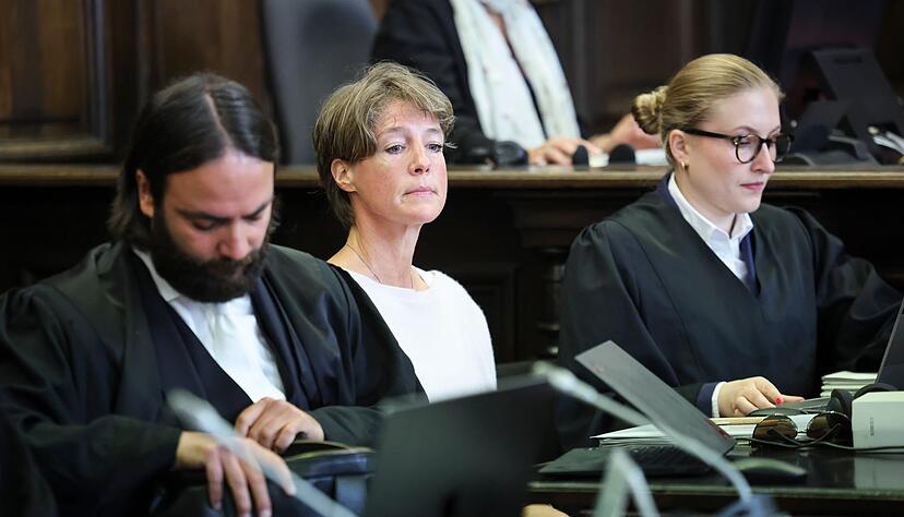 Schweigend hörte sich Christina Block die Vorwürfe ihres Ex-Manns an. Schweigend hörte sich Christina Block die Vorwürfe ihres Ex-Manns an.