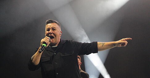 Fingerzeig: Sänger Ken Casey von den Dropkick Murphys.
