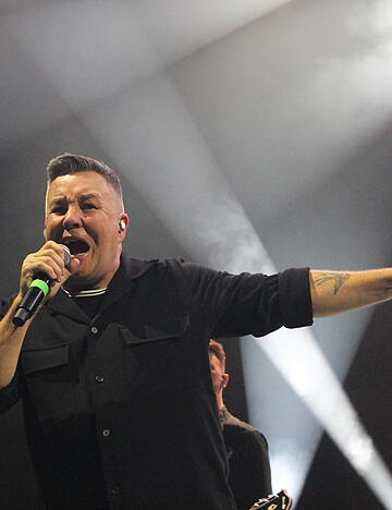 Fingerzeig: Sänger Ken Casey von den Dropkick Murphys.