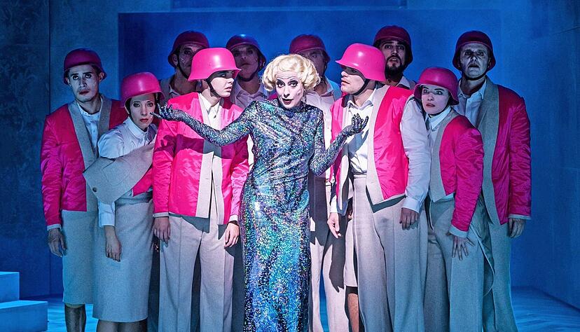 &bdquo;Me and the Devil&ldquo;: Juliane Schwabe (Mitte) als sensationsl&uuml;sterne Reporterin Alice Schalek in Georg Schmiedleitners knalliger Inszenierung.