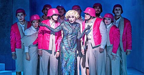 &bdquo;Me and the Devil&ldquo;: Juliane Schwabe (Mitte) als sensationsl&uuml;sterne Reporterin Alice Schalek in Georg Schmiedleitners knalliger Inszenierung.