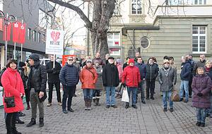 Rund 60 Menschen waren dem Aufruf des Arbeitskreises für Demokratie &minus; gegen Faschismus gefolgt, um bewusst einen Gegenpol zur rechten Kundgebung zu setzen.