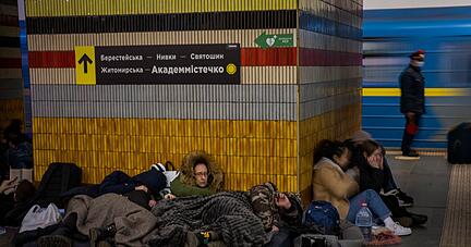 Menschen schlafen in einer U-Bahn-Station in Kiew, die als Luftschutzbunker genutzt wird.