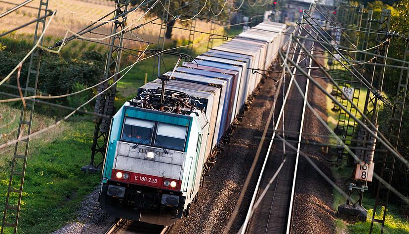 Nordwestlich von Freiburg soll der Güterverkehr künftig auf zwei neuen Gleisen entlang der Autobahn verlaufen. (Archivbild) Nordwestlich von Freiburg soll der Güterverkehr künftig auf zwei neuen Gleisen entlang der Autobahn verlaufen. (Archivbild)