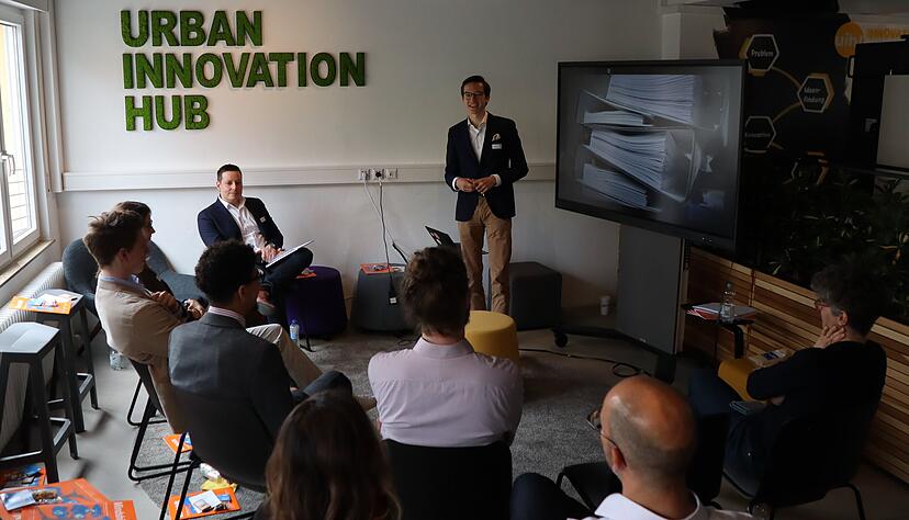 &bdquo;KI kann Demokratie konstruktiv st&auml;rken&ldquo;, sagt Florian Stupp. Beim bevorstehenden Hackathon bringt er kreative K&ouml;pfe zusammen.