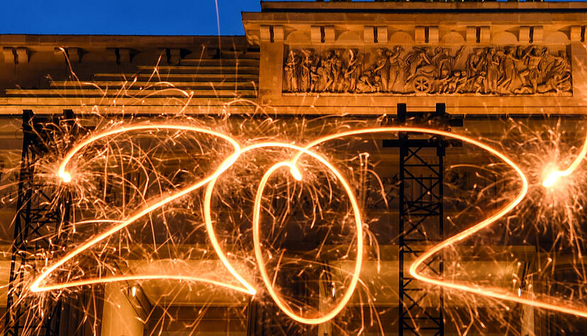 Die Zahl 2021 ist mit einer Wunderkerze während einer Langzeitbelichtung vor dem Brandenburger Tor in den Abendhimmel geschrieben. Die Deutschen sehen der weiteren Entwicklung der Corona-Krise im kommenden Jahr laut einer Umfrage überwiegend skeptisch entgegen. Die Zahl 2021 ist mit einer Wunderkerze während einer Langzeitbelichtung vor dem Brandenburger Tor in den Abendhimmel geschrieben. Die Deutschen sehen der weiteren Entwicklung der Corona-Krise im kommenden Jahr laut einer Umfrage überwiegend skeptisch entgegen.