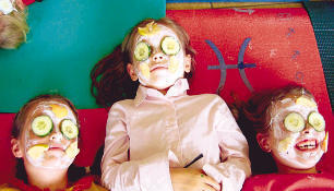 Wenn aus dem Beauty-Salon ein Beauty-Saloon wird, dann ist auf dem Haigern ein Mottotag zum Thema Western. Begehrt waren die Schönheitsmasken.Foto: Haigern