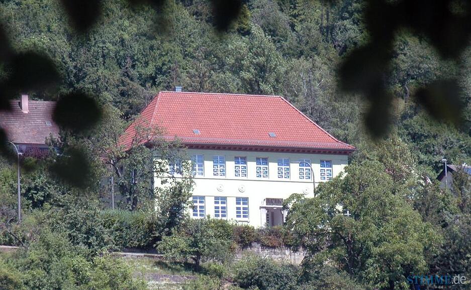 Die Freie Schule Anne-Sophie nimmt ihre ersten Schüler in der ehemaligen Landwirtschaftlichen Schule am Künzelsauer Zollstockweg im September 2006 auf. Hier wird im Rahmen der reformpädagogischen Unterrichtsmethode das ganzheitliche Lernen in den Mittelpunkt gestellt. Die Freie Schule Anne-Sophie nimmt ihre ersten Schüler in der ehemaligen Landwirtschaftlichen Schule am Künzelsauer Zollstockweg im September 2006 auf. Hier wird im Rahmen der reformpädagogischen Unterrichtsmethode das ganzheitliche Lernen in den Mittelpunkt gestellt.