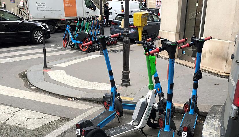 E-Scooter wurden in Paris zum Streitthema, weil sie oft Gehwege blockierten und die Verkehrssicherheit in Gefahr geriet.
