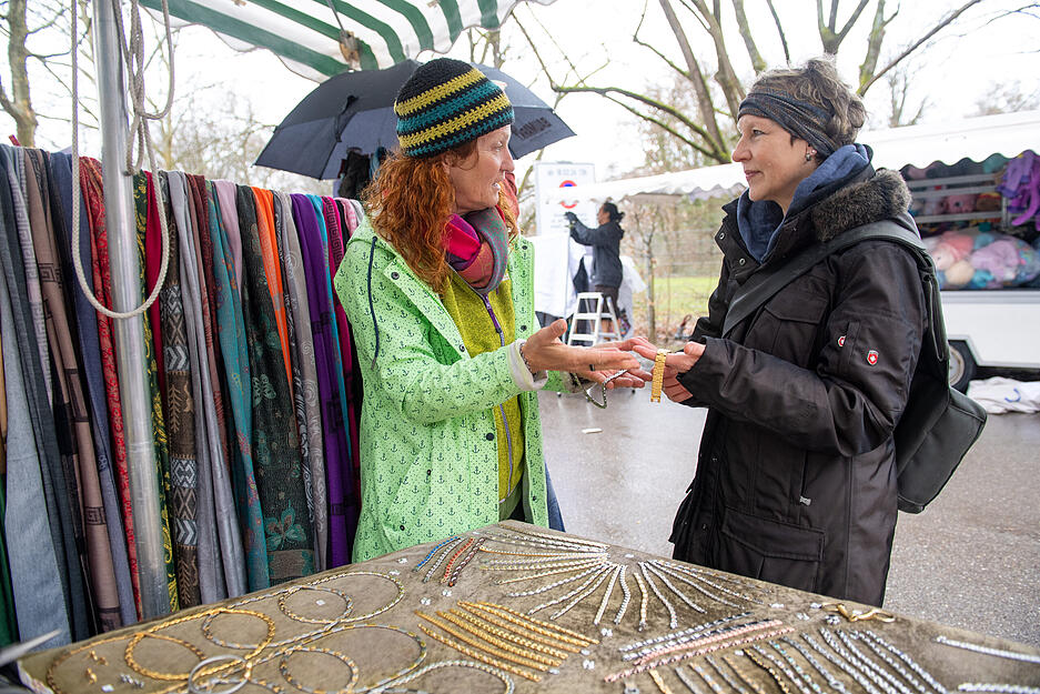 An den St&auml;nden auf dem Heilbronner Pferdemarkt gibt es beispielsweise Produkte aus Holz, Socken oder Schmuck.