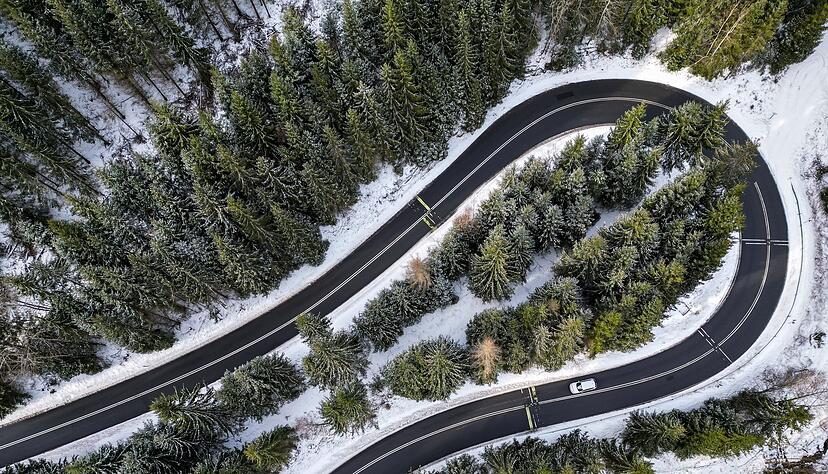 Bei engen Kurven gilt: Tempo rausnehmen. Bei engen Kurven gilt: Tempo rausnehmen.