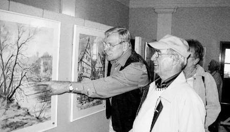 Der Künstler Alfred Straub im Gespräch mit den beiden Ausstellungsbesuchern Helga und Karl Brück aus Mosbach. Sie ließen sich seine Bilder erklären. (Foto: Iris Senghaas) Der Künstler Alfred Straub im Gespräch mit den beiden Ausstellungsbesuchern Helga und Karl Brück aus Mosbach. Sie ließen sich seine Bilder erklären. (Foto: Iris Senghaas)