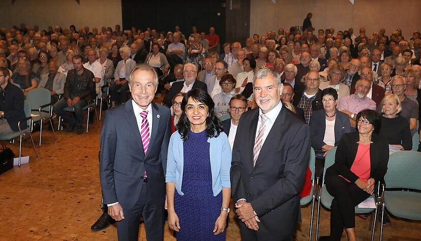 Bürgermeister Rolf Kieser (links), Landtagspräsidentin Muhterem Aras und der Heilbronner Landrat Detlef Piepenburg feiern gemeinsam mit 500 Gästen im Brackenheimer Bürgerzentrum den Tag der Deutschen Einheit. Foto: Matthias Heibel