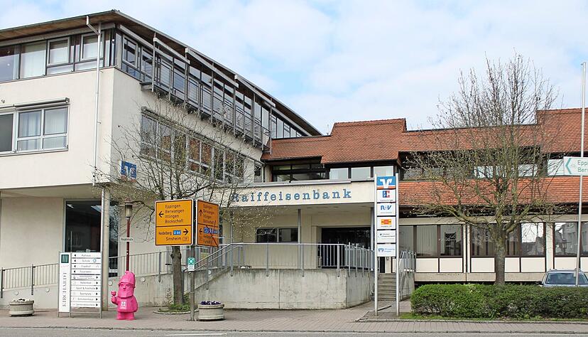 Der Neubau (links) der Raiffeisenbank in Kirchardt wird frei. Kann hier nun das Rathaus einziehen? Im Altbau (rechts) werden weiterhin die Kunden betreut.
Foto: Christine Faget