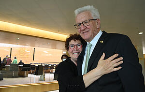 Winfried Kretschmann  wird von seiner Ehefrau Gerlinde nach seiner Wahl umarmt.  Foto: dpa