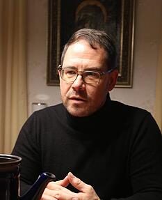 Nimmt sich bei einer Tasse Tee eineinhalb Stunden Zeit f&uuml;r die Fragen der Hohenloher Zeitung rund um den j&uuml;ngsten Missbrauchsskandal in der katholischen Kirche und bezieht klar Position: Dekan Ingo Kuhbach.