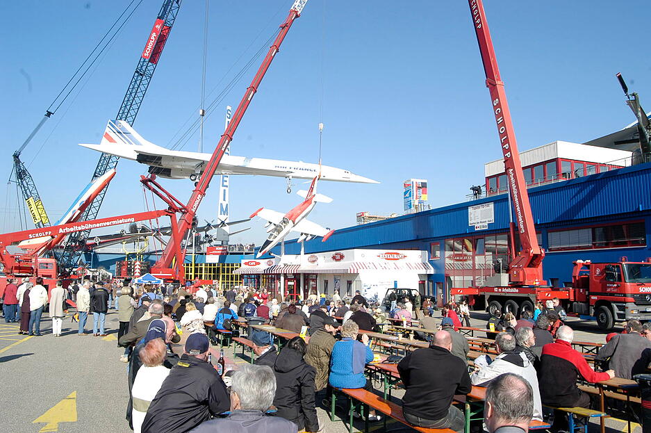 März 2004: Der Museumsbetrieb ruht während des Transports. Hunderte Schaulustige machen die Aktion zu einem Volksfest. So hat die Concorde noch keiner von unten gesehen.