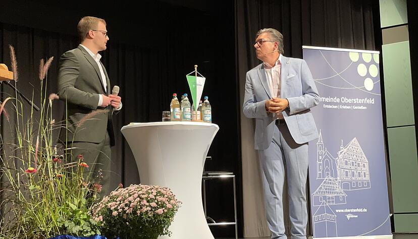 Videoaufnahmen wurden in Oberstenfeld bei der Präsentation des Kandidaten zur Bürgermeisterwahl angefertigt und veröffentlicht. Hier im Bild: Bewerber Kai Kraining (l.), der vor Aufnahmestart mit Moderator Michael Meder, stellvertretender Bürgermeister von Oberstenfeld, letzte Absprachen trifft. Videoaufnahmen wurden in Oberstenfeld bei der Präsentation des Kandidaten zur Bürgermeisterwahl angefertigt und veröffentlicht. Hier im Bild: Bewerber Kai Kraining (l.), der vor Aufnahmestart mit Moderator Michael Meder, stellvertretender Bürgermeister von Oberstenfeld, letzte Absprachen trifft.
