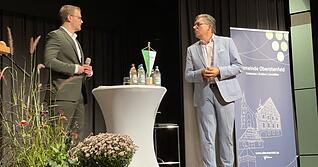 Videoaufnahmen wurden in Oberstenfeld bei der Präsentation des Kandidaten zur Bürgermeisterwahl angefertigt und veröffentlicht. Hier im Bild: Bewerber Kai Kraining (l.), der vor Aufnahmestart mit Moderator Michael Meder,  stellvertretender Bürgermeister von Oberstenfeld, letzte Absprachen trifft.