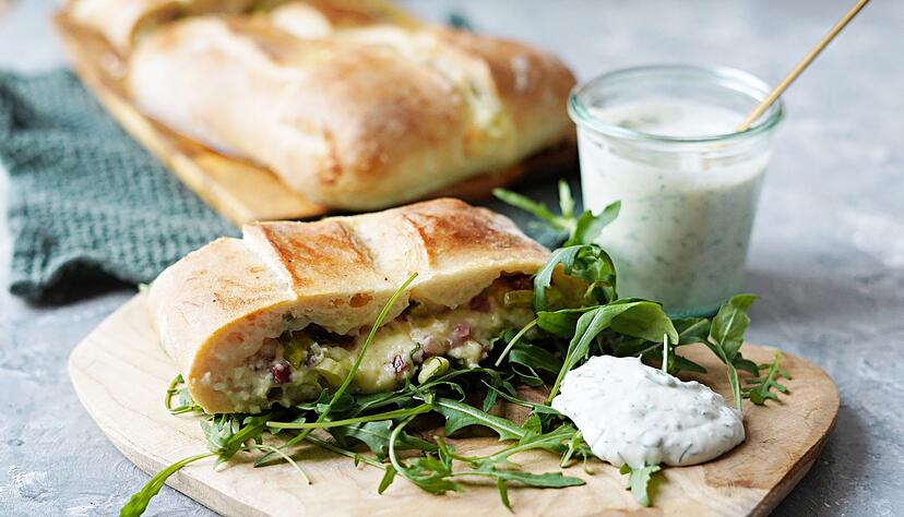 Das Handbrot mit der Füllung aus Schinken, Gouda und Frühlingszwiebeln schmeckt nicht nur, sondern weckt auch Festival-Erinnerungen. Das Handbrot mit der Füllung aus Schinken, Gouda und Frühlingszwiebeln schmeckt nicht nur, sondern weckt auch Festival-Erinnerungen.