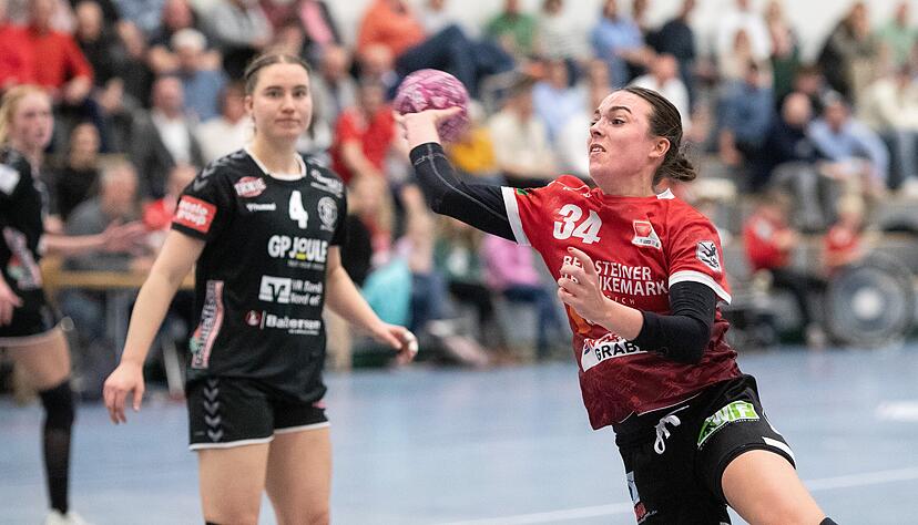 SGSB-Spielf&uuml;hrerin Elena Fabritz (rechts) erzielte gegen ihren Ex-Klub zwei Tore, war aber durch das schnelle Tempospiel beider Mannschaften oft au&szlig;en vor.