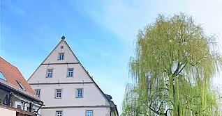 Im Sommer bietet die Brettacher Mühle auch schattige Plätze im Mühlengarten. Im Sommer bietet die Brettacher Mühle auch schattige Plätze im Mühlengarten.